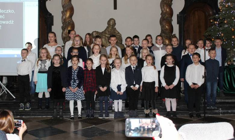 Ksinzoki śpiewali kolędy z uczniami SP nr 2 w Łowiczu