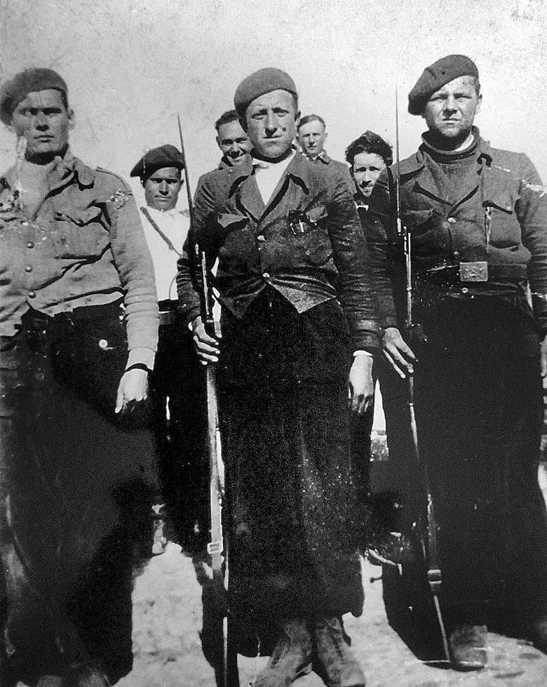 Jan Rutkowski ps. Szymon (drugi z prawej, w ciemnym berecie) z kolegami ze sztabu Brygady im. Jarosława Dąbrowskiego