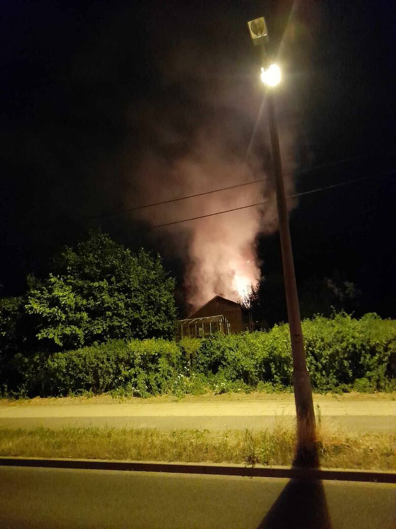 Pożar na Kaszczorku, na terenie ROD przy ul. Szczęśliwej w Toruniu.
