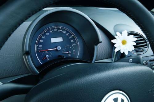 Fot. VW: Tablica przyrządów New Beetle jest dość prosta, ale obok jest flakonik na kwiaty.