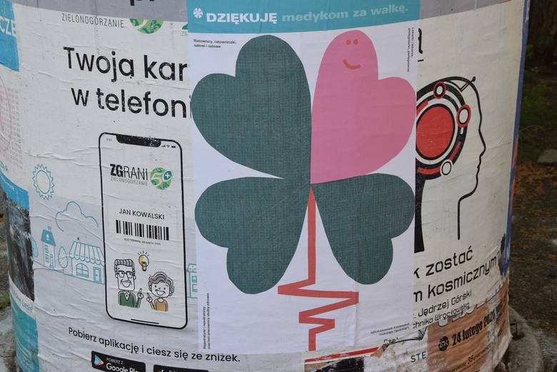 Plakaty wspierające medyków, ale też zachęcające do zostania w domu, można zobaczyć w wielu punktach Zielonej Góry. Projekt: Paweł Mildner. 