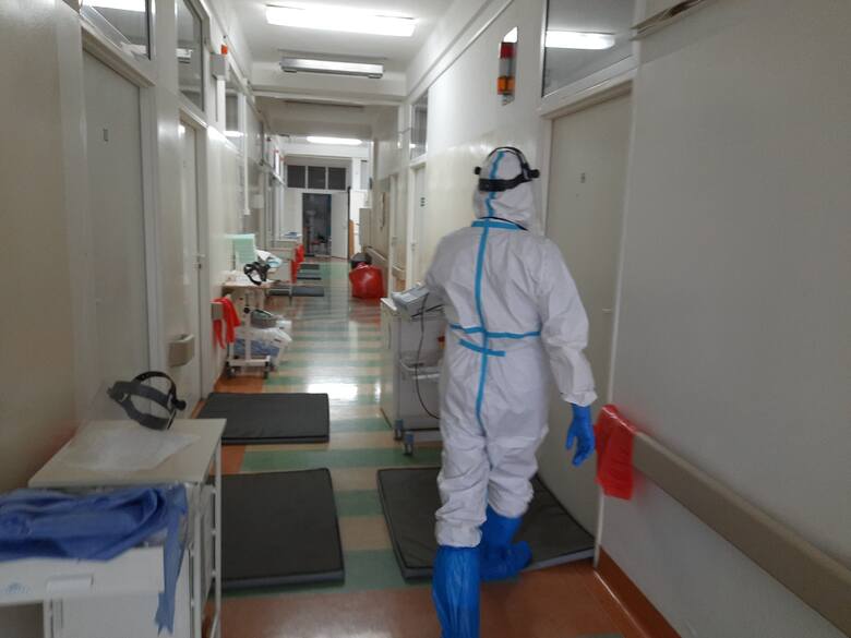Oddział zakaźny w szpitalu USK przy ul. Żurawiej, gdzie hospitalizowani są zakażeni koronawirusem (zdjęcia archiwalne z listopada 2020 r.).