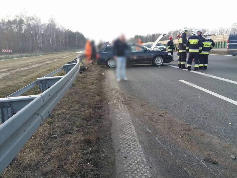 Zderzenie pojazdu dostawczego i osobowego na autostradzie A2 w pobliżu MOP Mogiły [ZDJĘCIA]