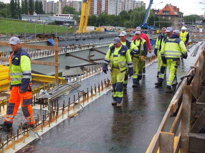 Od niedawna przyczółki mostu na Niemodlińskiej są połączone przy pomocy stalowej konstrukcji.