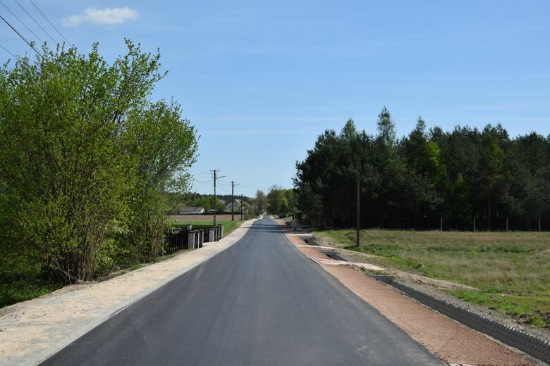 Prace remontowe na drodze przez wieś w Krzewie zmierzają do zakończenia.