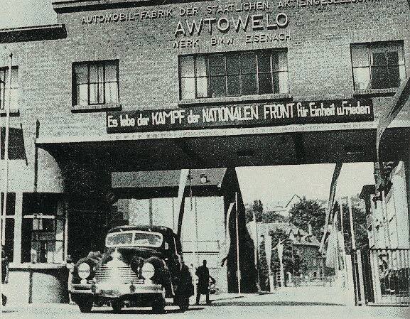 Brama wjazdowa do fabryki w Eisenach. Samochód to produkowany w niej BMW 340. Rok 1947 lub 1948.Fot: Deutche Fotothek