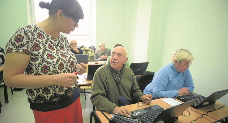 Łodzianin, 90-letni Longin Grodzki, od soboty uczy się na kursie komputerowym dla seniorów serfowania w sieci.