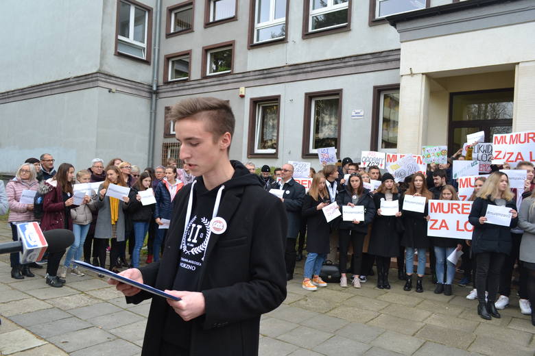 W środę 20 listopada uczniowie i rodzice protestowali przeciwko przenosinom LO nr 2 