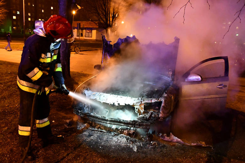 Strażacy ugasili pożar samochodu wykorzystując pianę ciężką
