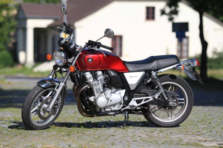 Testujemy: Honda CB1100 - w stylu retro (WIDEO, ZDJĘCIA)