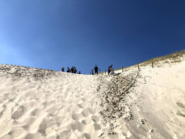 Wydmy na terenie Słowińskiego Parku Narodowego to największy w Europie pas ruchomych wydm. Warto udając się na majówkę na Pomorze znaleźć czas, aby je
