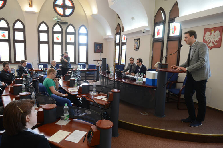 Pierwsza sesja młodzieżowej rady miasta Torunia w 2015 roku. Siedem lat później młodzi chcą znów zasiąść w ławach radnych. 