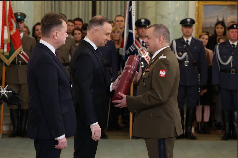 Oficerowie Wojska Polskiego z nominacjami generalskimi. Wręczył je prezydent