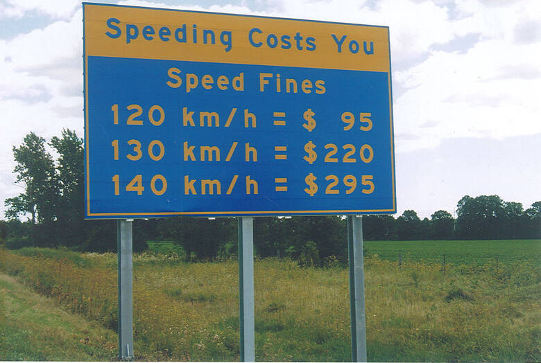 Tak oznakowana jest autostrada  nr. 401 między Ottawą a Toronto w Kanadzie .Każdy widzi ile zapłaci. fot: Archiwum