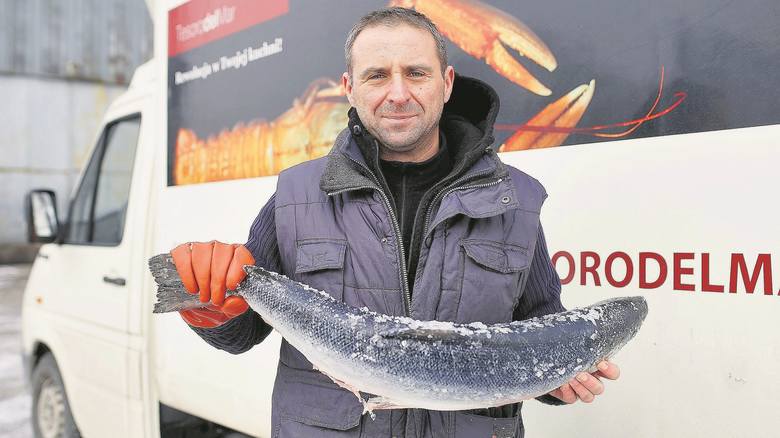 Tomasz Celera, dostawca ryb, z tuńczykiem