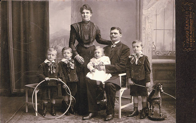 1908 r. Berta (z domu Kulecka) z mężem Stefanem Janem (późniejszym urzędnikiem magistrackim w Bydgoszczy) i dziećmi: Brunonem, Pawłem, Stefanem Józefem (późniejszym rzeźbiarzem) i Janem (w przyszłości dziennikarzem).