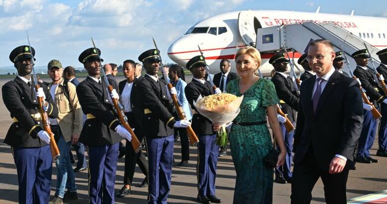 Prezydent RP Andrzej Duda oraz pierwsza dama Agata Kornhauser-Duda podczas powitania na lotnisku w Kigali