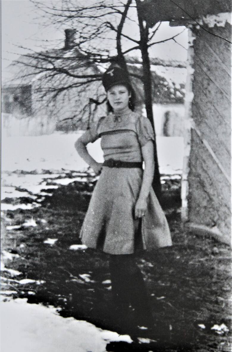 Z pozoru zwykła dziewczyna. Jednak czapka wskazuje jakie miała podczas II wojny światowej sympatie. Zdjęcie w okolicach Skierbieszowa wykonali: Teodozja lub Wincenty Podolakowie