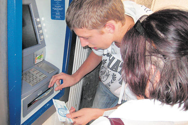 Bohaterem popołudnia z bankomatem okazał się Jakub Mojka. - A gdyby tak wyciągać po jednym banknocie... - pomyślał młody człowiek.