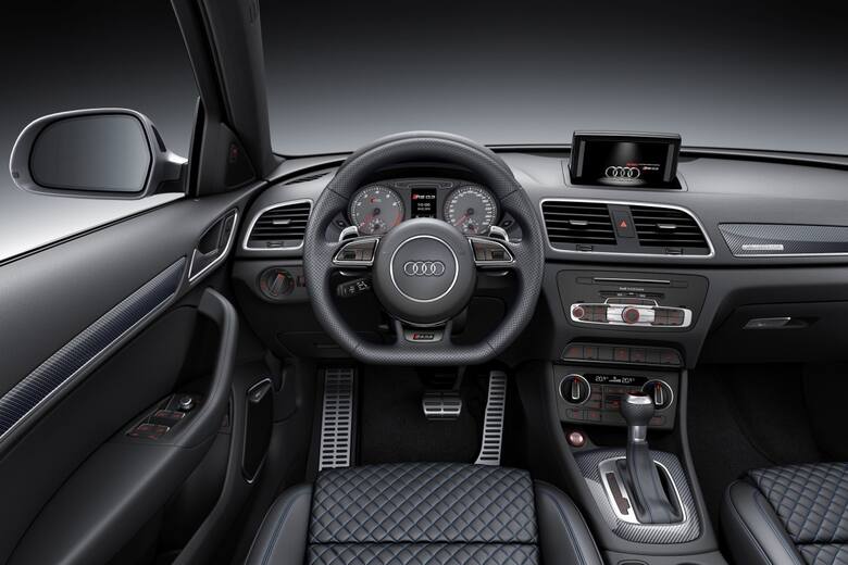 W porównaniu z Audi RS Q3, w modelu performance zwiększono moc silnika 2.5 TFSI. Stosując bardziej efektywny sposób chłodzenia, wykorzystujący nową chłodnicę