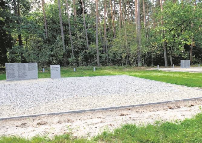 Na cmentarzu, z inicjatywy ówczesnego burmistrza  postawiono 3 drewniane krzyże (w tym jeden prawosławny) oraz pamiątkowe tablice upamiętniające jeńców