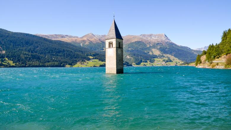 Wieża kościoła w Graun stercząca z jeziora w Tyrolu
