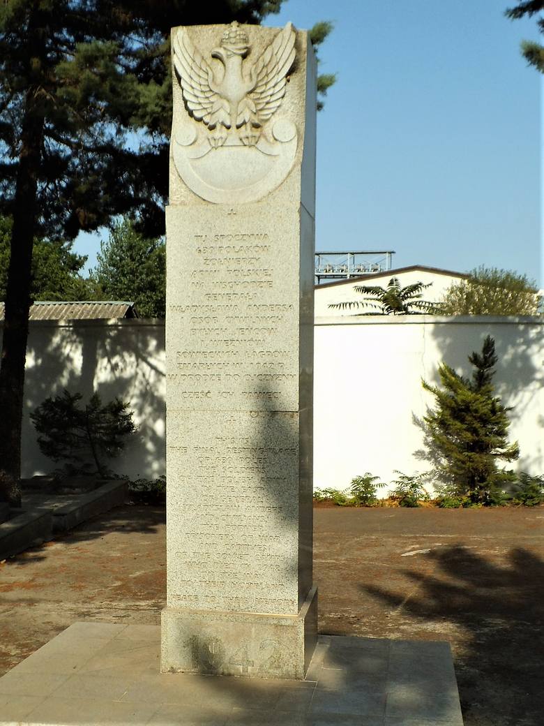 Obelisk z napisem po polsku w centralnej części cmentarza
