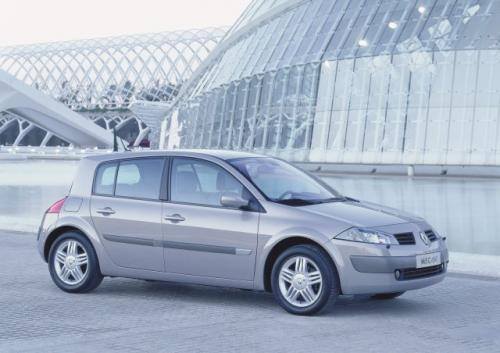 Fot. Renault: Do oryginalnego wyglądu Renault Megane zdążyliśmy się przyzwyczaić. Pojazd ten wielkością odpowiada Citroenowi C 4.