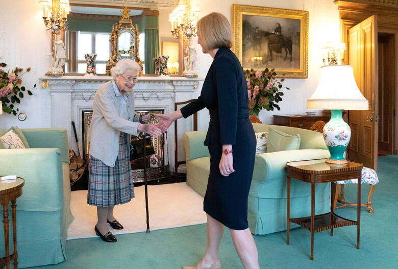 6 września królowa Elżbieta podjęła w zamku Balmoral Liz Truss, przewodniczącą Partii Konserwatywnej, której oficjalnie powierzyła misję stworzenia
