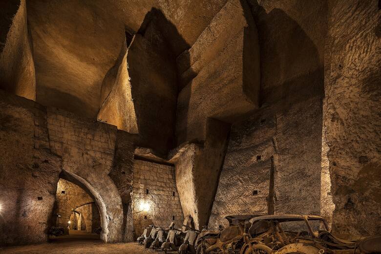 Galleria Borbonica  to jedna z podziemnych atrakcji Neapolu.Zdjęcie na licencji CC BY-SA 4.0.