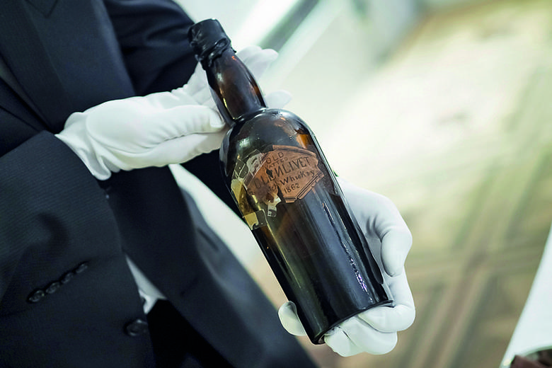 Niektórym wystarczy jedna kropla najstarszego alkoholu świata
