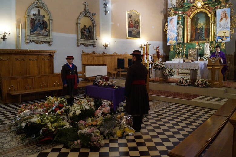 Pogrzeb Jerzego Białobrzewskiego. Msza święta żałobna odbyła się w kościele farnym w Ostrołęce 13.05.2022. Zdjęcia
