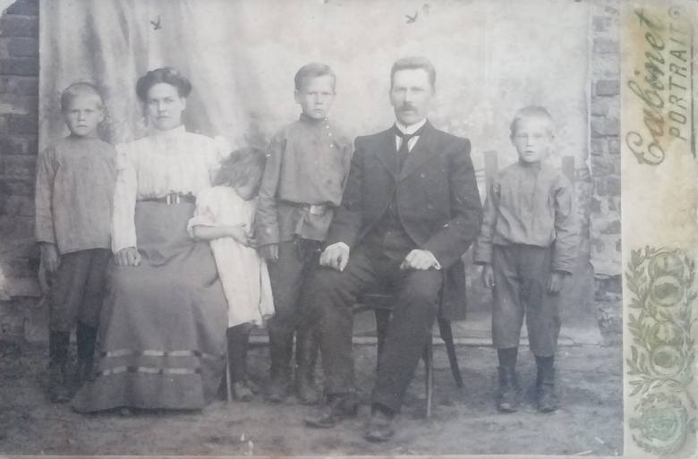 Rodzina Jurkojciów. Wiktoria i Adam z dziećmi (od lewej): Janem, zawstydzoną Zofią, Wacławem i Stanisławem