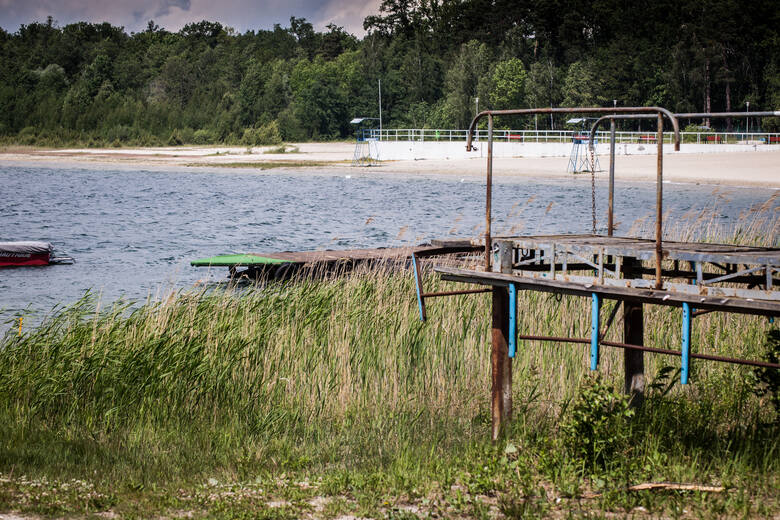 Pomosty nad jeziorem Ostrowskim stoją w piachu. Woda cofnęła się o 10-15 metrów 