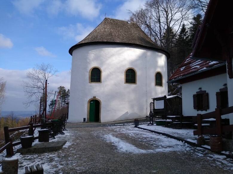 Urocza kaplica w Sosnówce zachęca do wiosennych spacerów. Parking jest położony w odległości ok. 2 km od celu, co sprzyja weekendowej aktywności. Przy