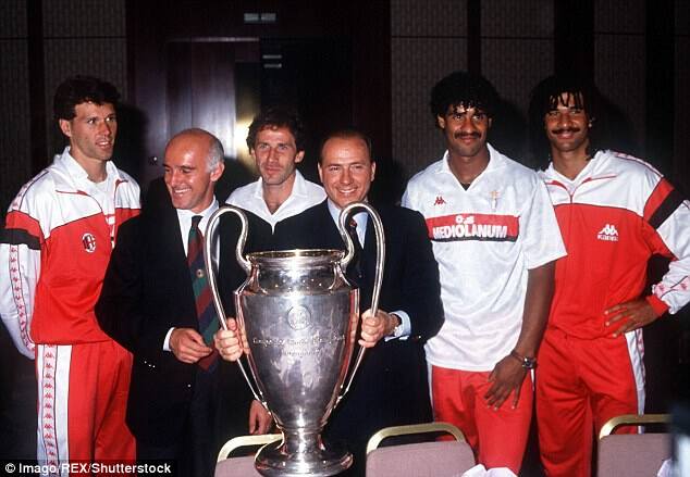 Gigantyczny Milan - od lewej Marco van Basten, trener Ariggo Sacchi, Franco Baresi, Silvio Berlusconi, Frank Rijkaard i Ruud Gullit