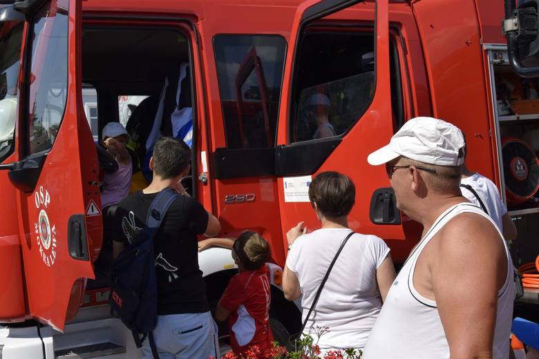 II Piknik Mundurowy w Skierniewicach rozpoczął się w niedzielę, 22 lipca, o godz. 14. Atrakcje dla mieszkańców przygotowali policjanci strażacy, służby ratownicze, wojskowi oraz straż miejska., która znakowała wszystkim chętnym rowery. Były też występy artystyczne i coś dla ciała.