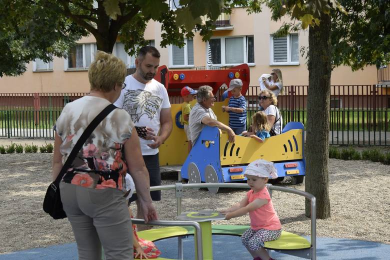 Plac zabaw ze statkiem został otwarty na osiedlu Widok przy ul. Szarych Szeregów. Został zbudowany w ramach budżetu obywatelskiego. Jest to jedno z najbardziej atrakcyjnych miejsc dla dzieciaków osiedla.
