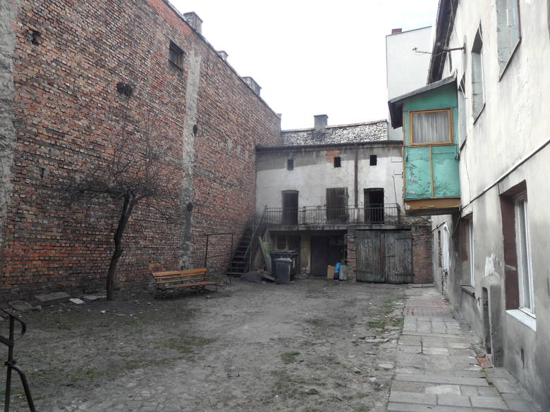 Częstochowskie Stare Miasto to rozpadające się domy, w których nikt już nie mieszka, albo kamienice, które jeszcze mają lokatorów, bo nikt z nich nie ściągnie czynszu