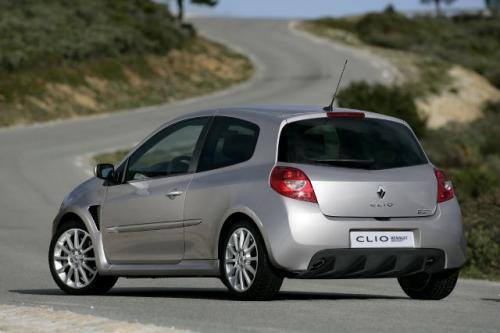 Fot. Renault: Clio Sport standardowo montuje się 17 calowe aluminiowe obręcze.