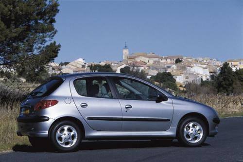 Fot. Peugeot: W przypadku Peugeota 206 Presence dopłata poniesiona na silnik 1,4 HDI w stosunku do benzyniaka 1,1 l zwróci się po przejechaniu 99,8 tys.