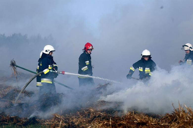 9 kwietnia strażacy walczyli z pożarem balotów słomy w Jarcewie koło Chojnic