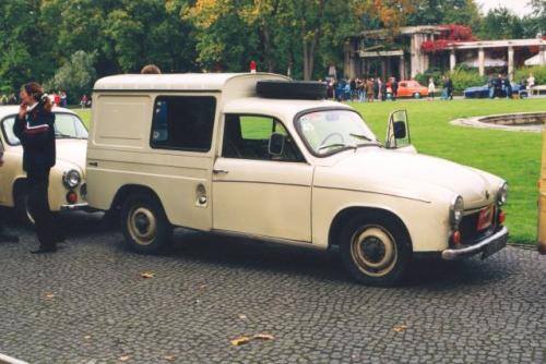 Syrena Bosto to 4-osobowy furgonik, prekursor dzisiejszych kombivanów.