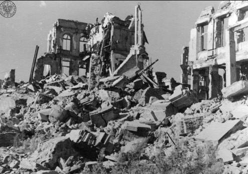 Zniszczone przez Niemców podczas II wojny światowej domy koło Arsenału w Warszawie