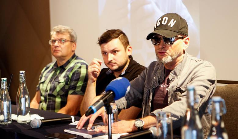 Od lewej Mariusz Jucha, ojciec pobitego, Michał Jucha oraz Krzysztof Rutkowski. Detektyw opowiadał o nowych wątkach w sprawie dotyczącej poszukiwania sprawcy brutalnego pobicia