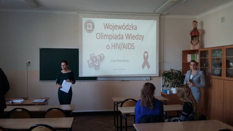 Powiatowe eliminacje olimpiady wiedzy o chorobie AIDS i wirusie HIV w Łowiczu [ZDJĘCIA]