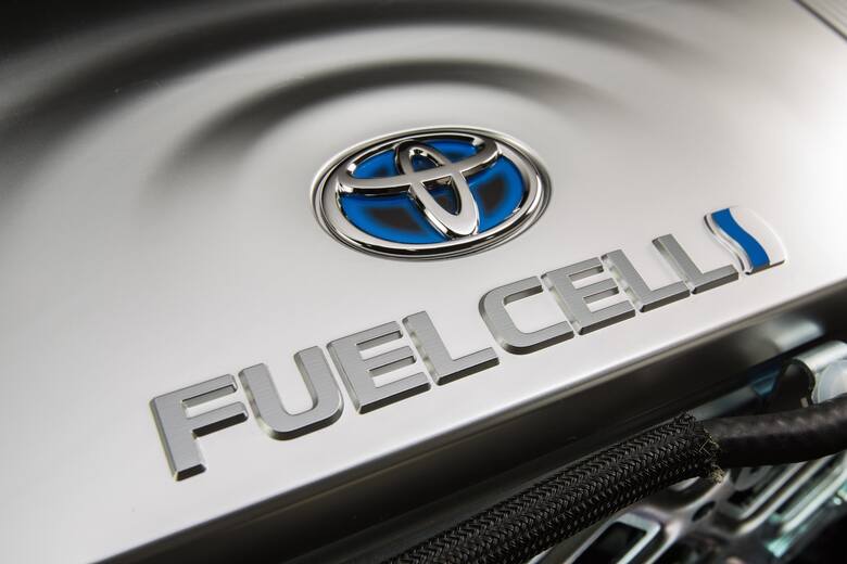 Do 2020 roku firma zamierza osiągnąć roczny poziom sprzedaży 30 tys. samochodów na ogniwa paliwowe oraz 1,5 mln hybryd / Fot. Toyota