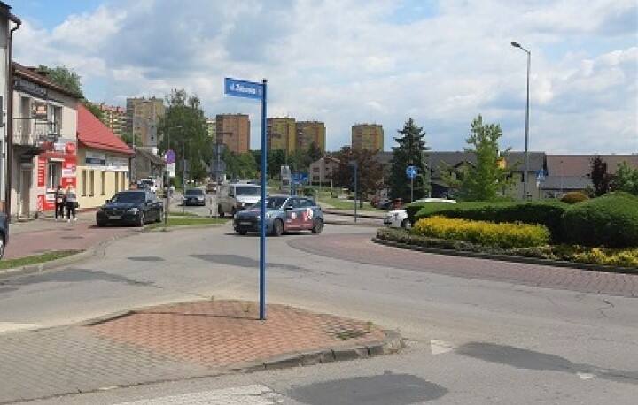 Nawierzchnia na ul. Zaborskiej i rondzie na skrzyżowaniu z ul. Królowej  Jadwigi jest w złym stanie