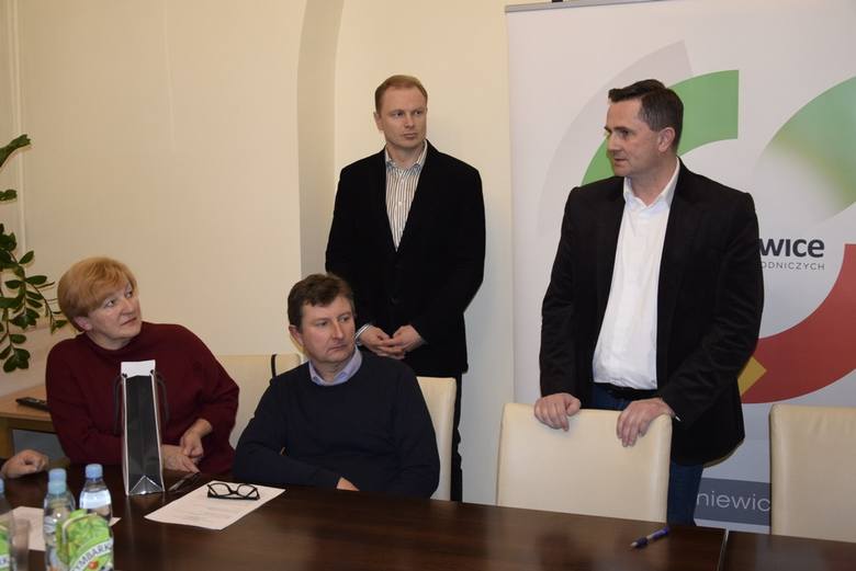 Prezydent Skierniewic Krzysztof Jażdżyk podpisał umowy z siedmioma skierniewickimi rodzinami, uczestnikami drugiej edycji Programu Ograniczania Niskiej Emisji. W tej edycji programu z dofinansowania skorzystają 134 rodziny, którzy otrzymają zwrot połowy kosztów wymiany systemu ogrzewania w domach.