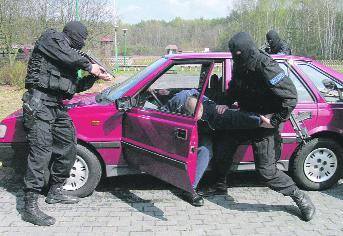 Do akcji przeciw złodziejom aut wysyłana jest nieraz tak zwana Grupa Realizacyjna.